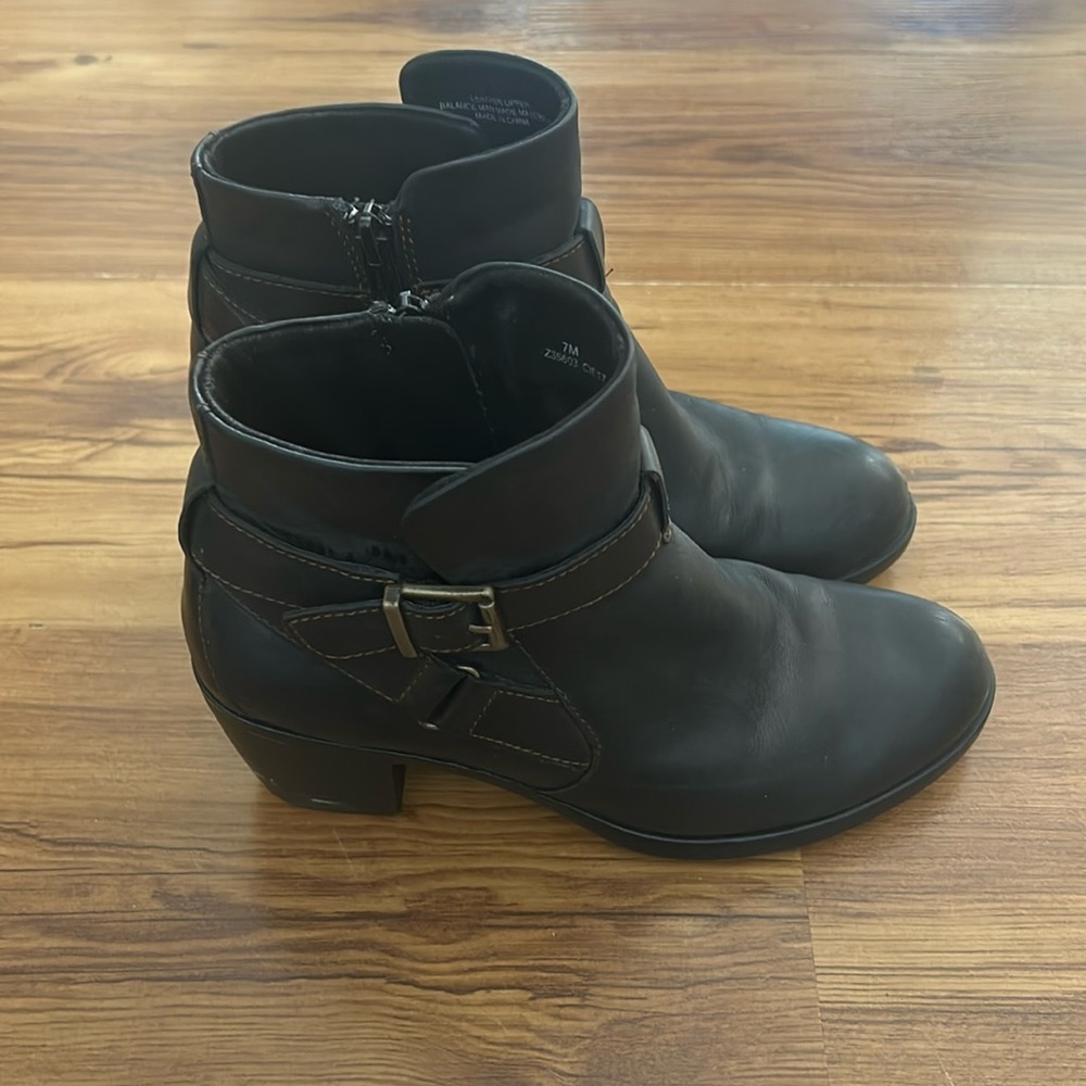 Gorgeous pair of booties b.o.c. Leather upper, 2” heel. Very comfortable.